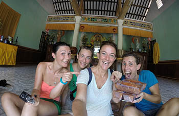 Lola e Ivana in giro per il mondo Torte deliziose offerte dai monaci in un monastero di Hue dopo una giornata in bici Agosto 2014
